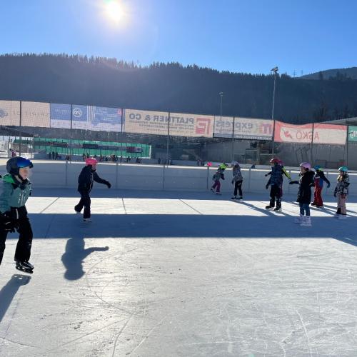 Sonniger Vormittag am Eislaufplatz