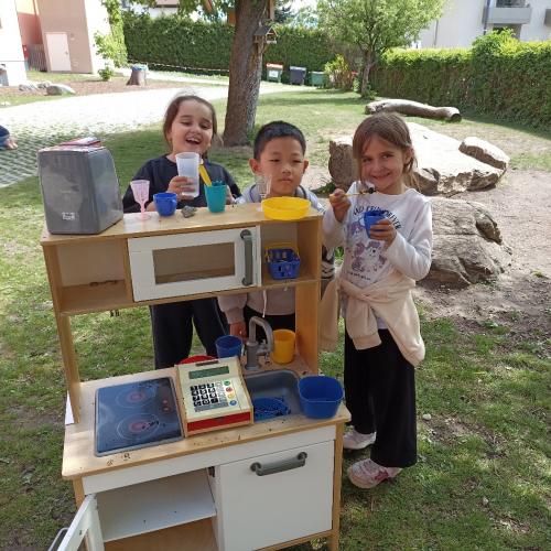 Freizeit im Schulgarten im Frühling