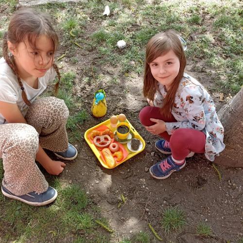 Freizeit im Schulgarten im Frühling