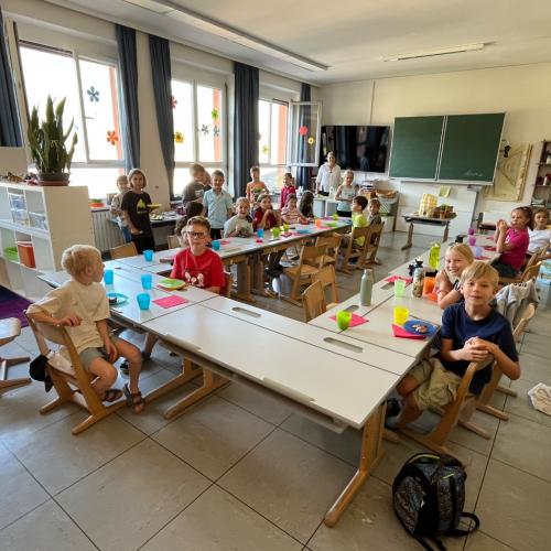 Klassenfrühstück und Spielestunde
