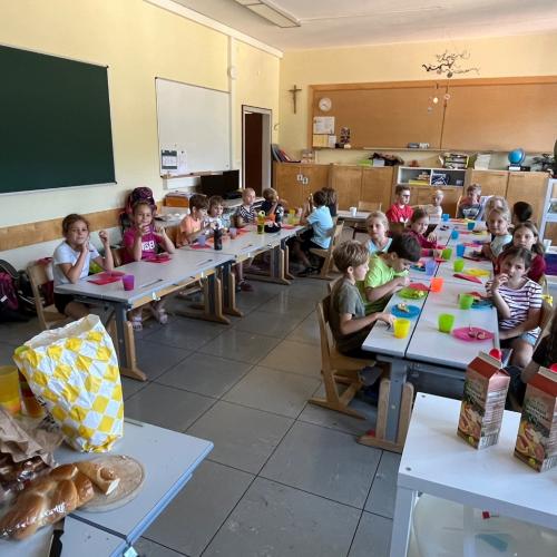 Klassenfrühstück und Spielestunde