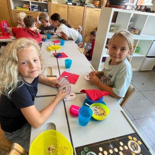 Klassenfrühstück und Spielestunde
