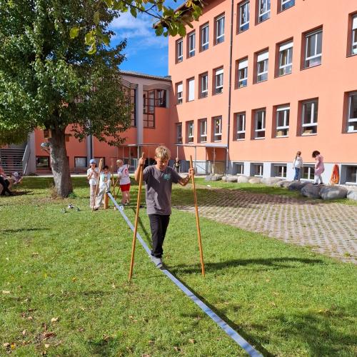 Slackline im Schulgarten