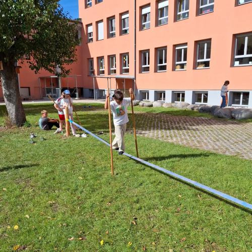 Slackline im Schulgarten