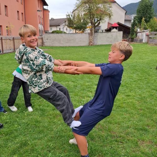 Ballspiele, Zirkusakrobatik und Bewegungsspiele