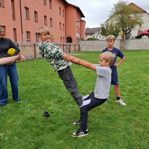 Ballspiele, Zirkusakrobatik und Bewegungsspiele