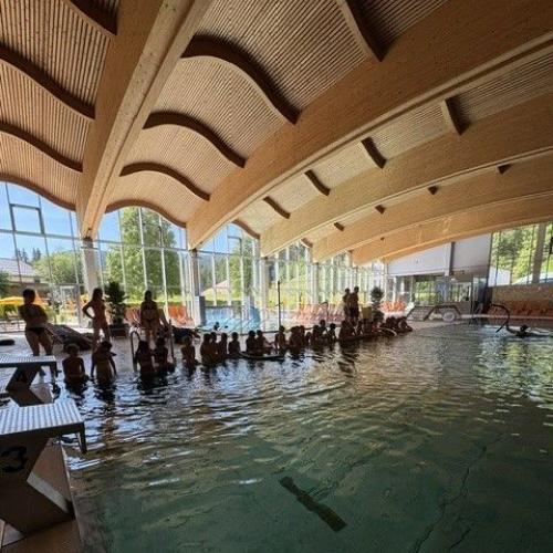 Schwimmwoche der 1b und 1d Klasse im Alpenbad Leutasch .