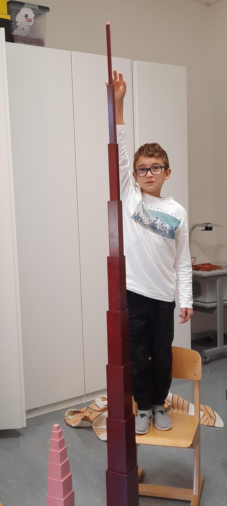 Der rosa Turm und die braune Treppe