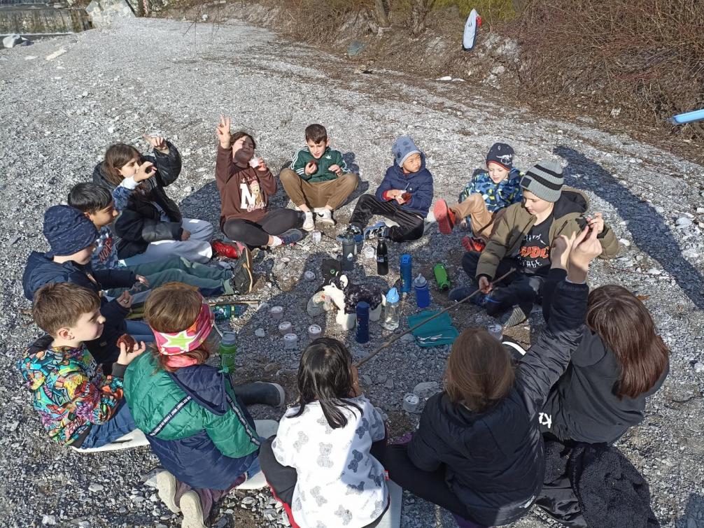 Anfang März ist es schon so warm, dass wir am Schlossbach schon ein Picknick machen können!