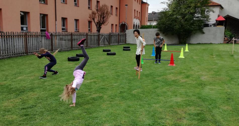  mit Bewegung im Schulgarten