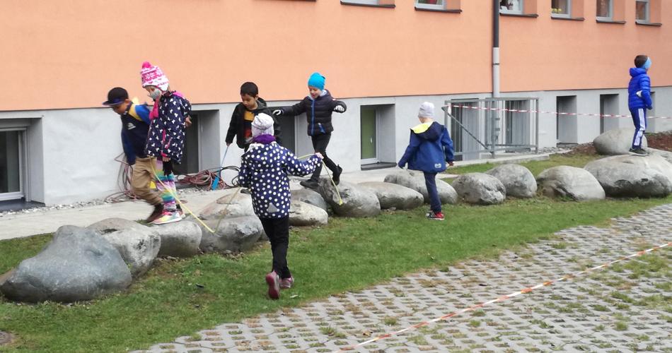  Turnen im Schulgarte