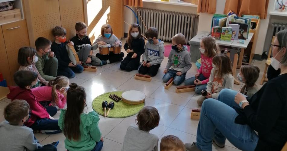 Ganz gespannt und voller Freude gestalteten wir unsere erste Klanggeschichte mit Instrumenten