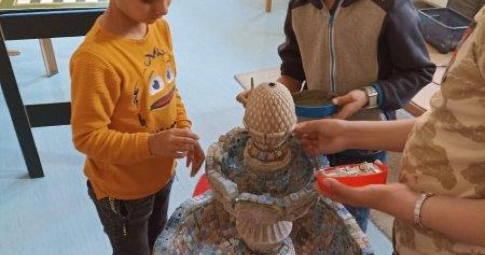 Unser Up Cycling Projekt:  Vogeltränke, Brunnen für den Schulgarten         In mühevoller Kleinarbeit werden die Mosaikfliesen aufgetragen