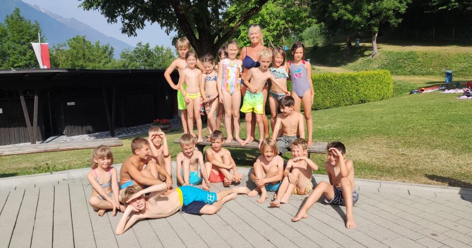 Pünktlich zu Sommerbeginn besuchte die 1b Klasse das Zirler Schwimmbad