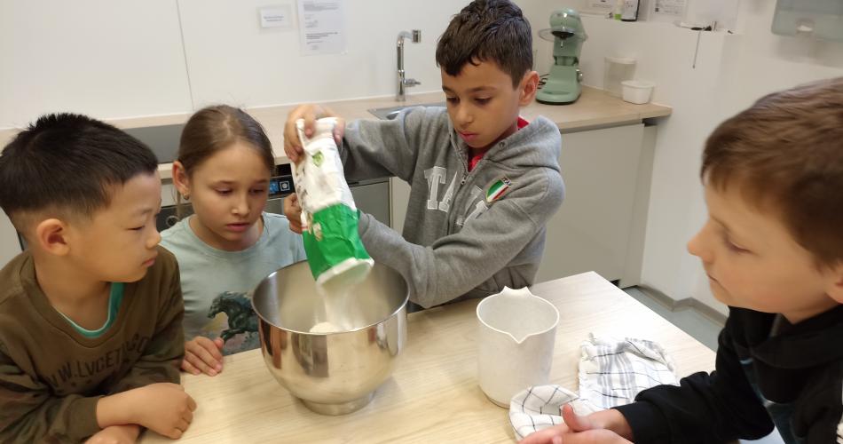 In der Schulküche backen wir und machen auch frisches Apfelmus